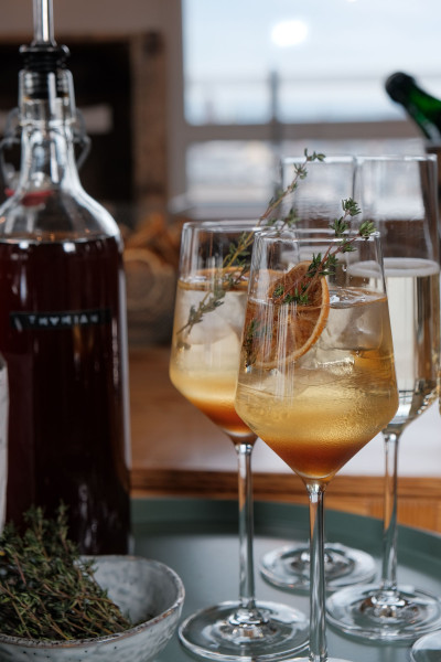 Weingläser mit erfrischenden, kalten Getränken