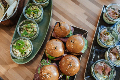 Blick auf ein Buffet mit diversen Gerichten, kleine Burger und herzhafte Gerichte im Glas