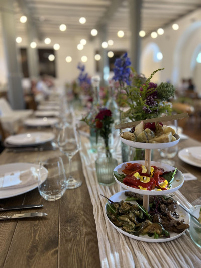 Gedeckte Tafel mit Blumendekoration und Fingerfood