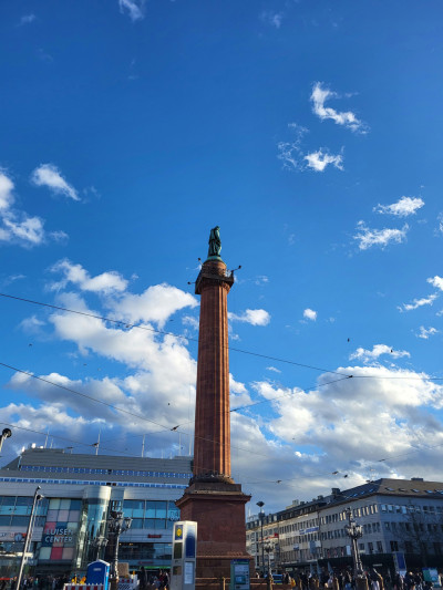 Ludwigsmonument auf dem Luisenplatz in Darmstadt, blauer Himmel im Hintergrund
