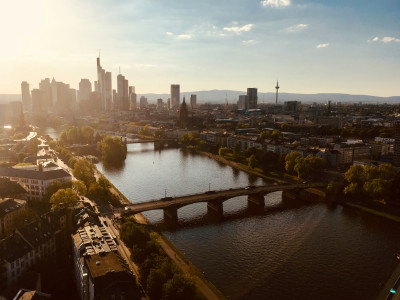 Sicht von oben auf den Main in Frankfurt, im Hintergrund ist die Skyline zu sehen