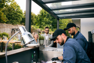 Dekhalu Köche bei der Arbeit bei einer Hochzeit