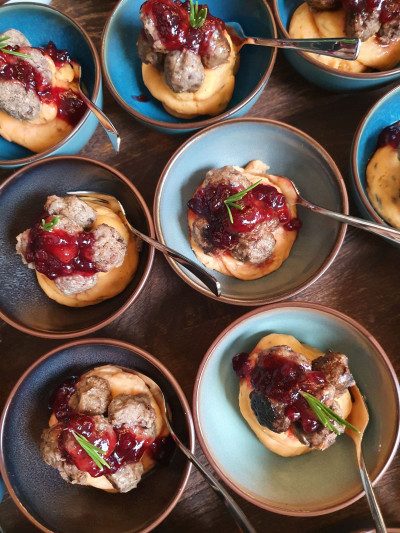 Mehrere angerichtete Teller für ein Dinner Catering