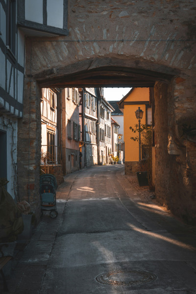 Blick durch einen Torbogen auf einer Straße in Kronberg