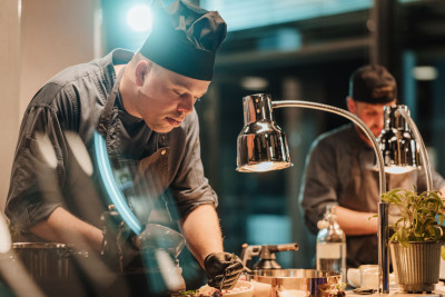Köche bei der Arbeit bei einem Live-Cooking Event