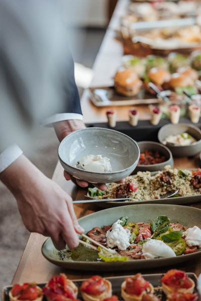 Gast stellt sich einen Teller zusammen am Buffet