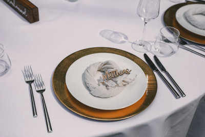 Teller, Besteck und Gläser auf einem Tisch