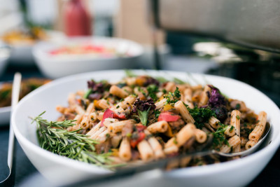 Große Schüssel mit Nudelsalat