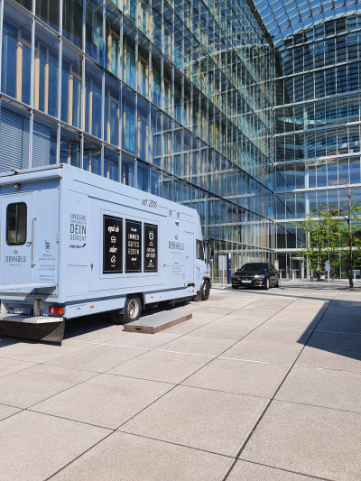 Der Dekhalu Foodtruck vor einem Hochhaus in Frankfurt