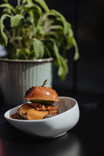Burger in einer Schüssel