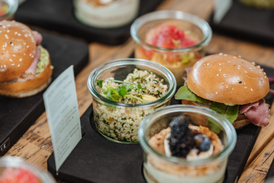 Lunch Catering mit verschiedenen Gerichten