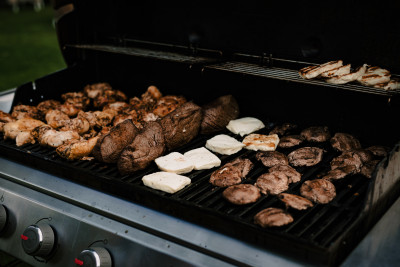 verschiedene Fleischsorten auf dem Grill