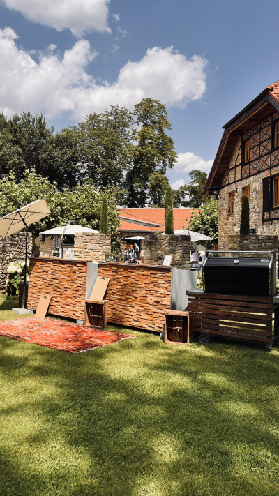 BBQ Station bei einem Event im Grünen