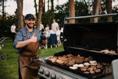 Der Grillmeister am Grill beim Sommerfest