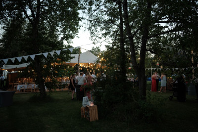 Sommerfeier im Grünen, große weiße Zelte, geschmückt mit Lichterketten und Girlanden