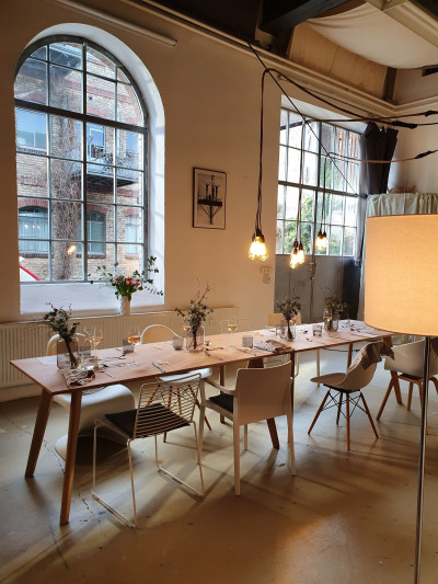 Tisch in einer Location mit großen Fenstern
