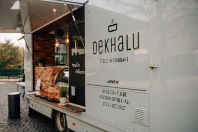 Seitenansicht auf den Dekhalu Food Truck