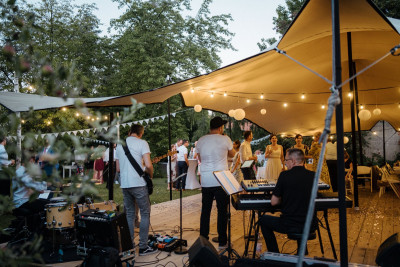 Band spielt bei einem Sommerfest
