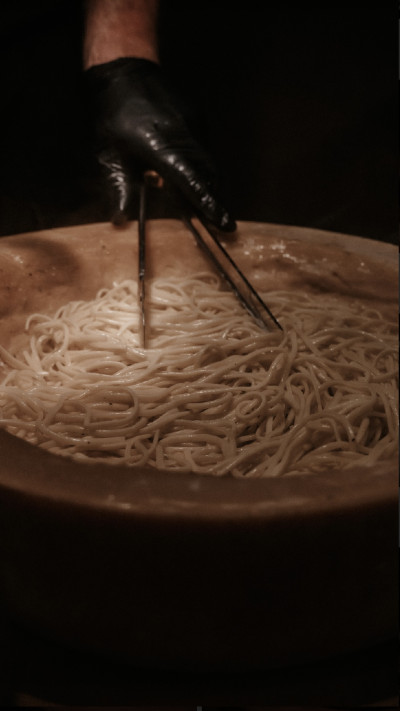 Spaghetti im Parmesanlaib