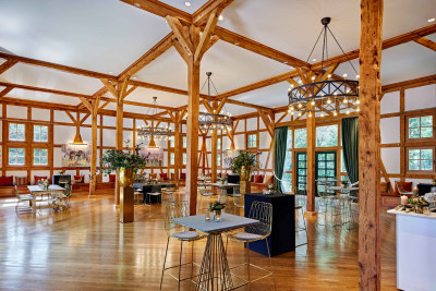 Großer Raum mit Holzbalken im Hofgut Mappen in Schlangenbad