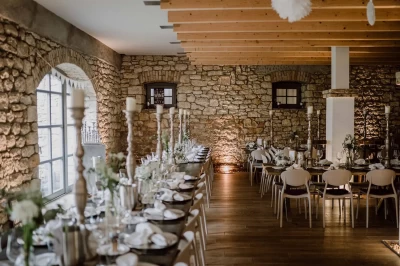 Großer Raum mit Steinwänden im Hof Herzberg in Essenheim