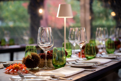 Gedeckter und dekorierter Tisch für ein privates Cateringevent