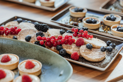 Süßes Buffet mit Tartelettes und Pancakes