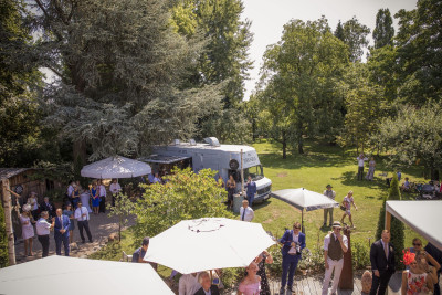 Dekhalu Food-Truck inmitten eines Sommerfestes