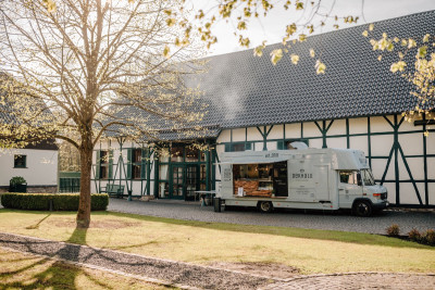 Food Truck auf einem Gutshof im Grünen