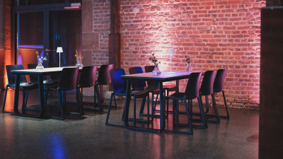 Tische in einem Eventraum mit Industrial Charme