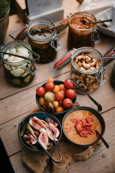 Diverse Zutaten für ein veganes Buffet
