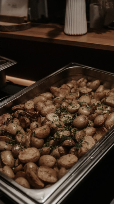 Blech mit gebackenen Kartoffeln
