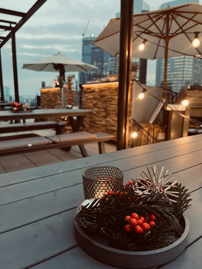 Dachterrasse, dekoriert für eine Weihnachtsfeier